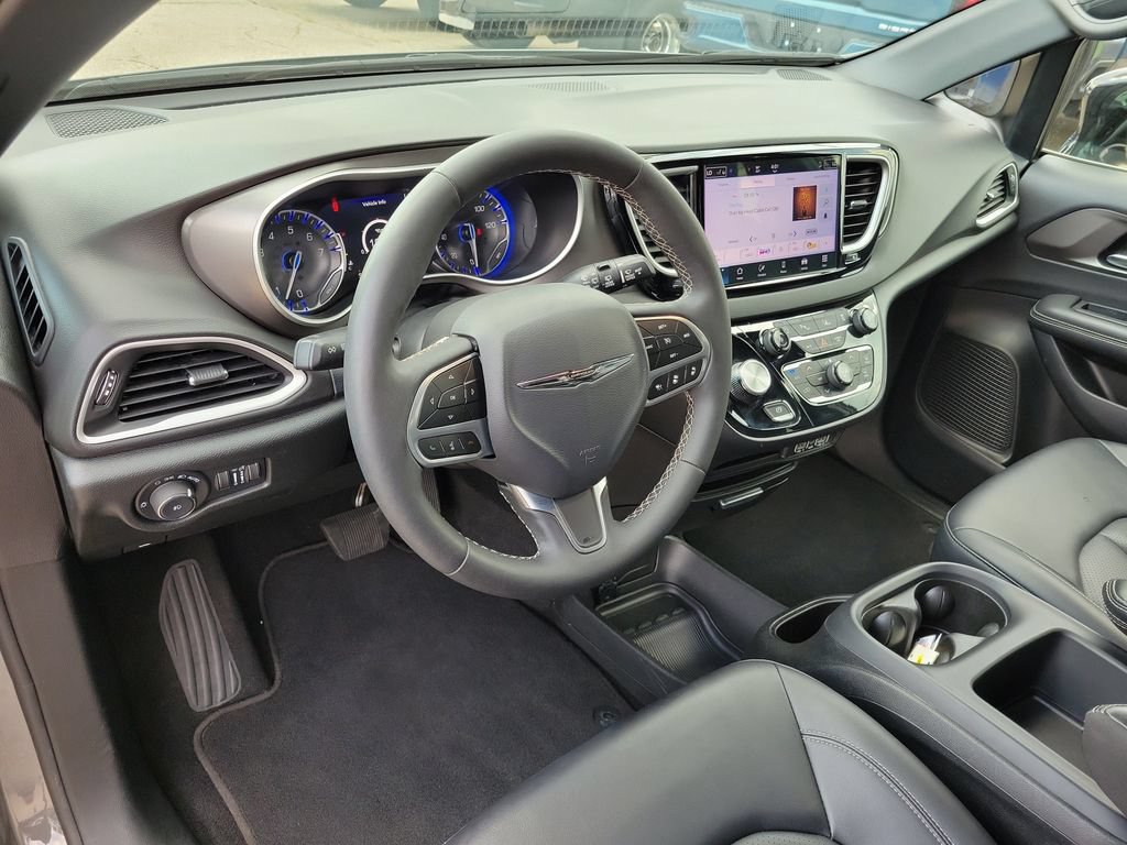 Used 2025 Chrysler Pacifica Select FWD image 19