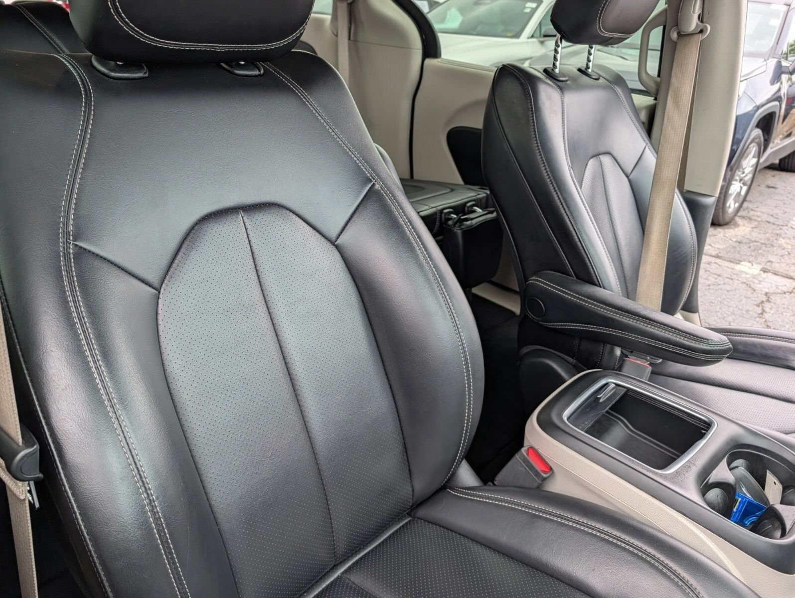 Used 2023 Chrysler Pacifica Touring-L FWD image 22