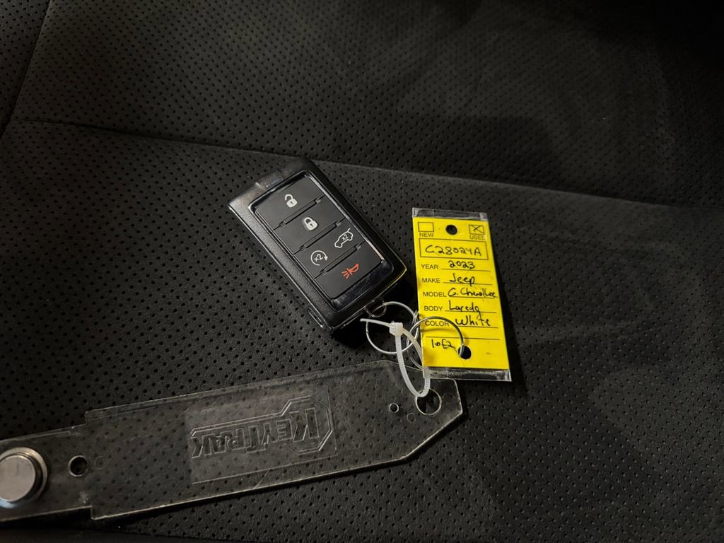 Used 2023 Jeep Grand Cherokee Altitude image 32