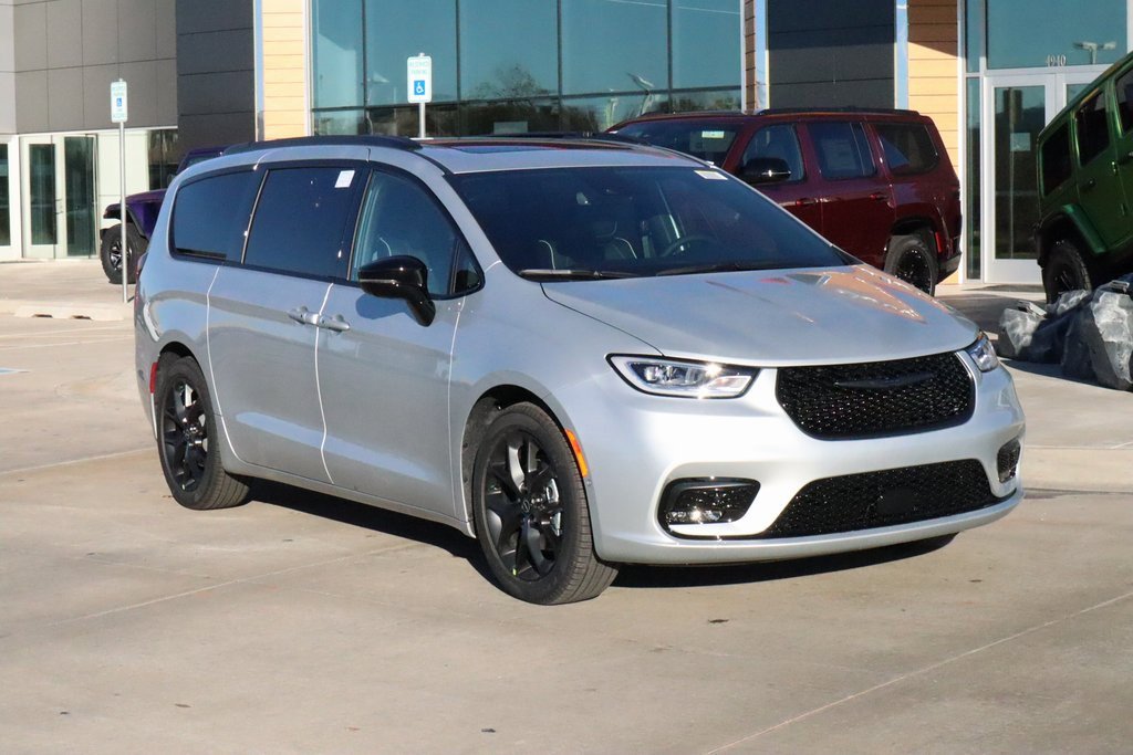 New 2026 Chrysler Pacifica Limited w/ Uconnect Theater Family Group