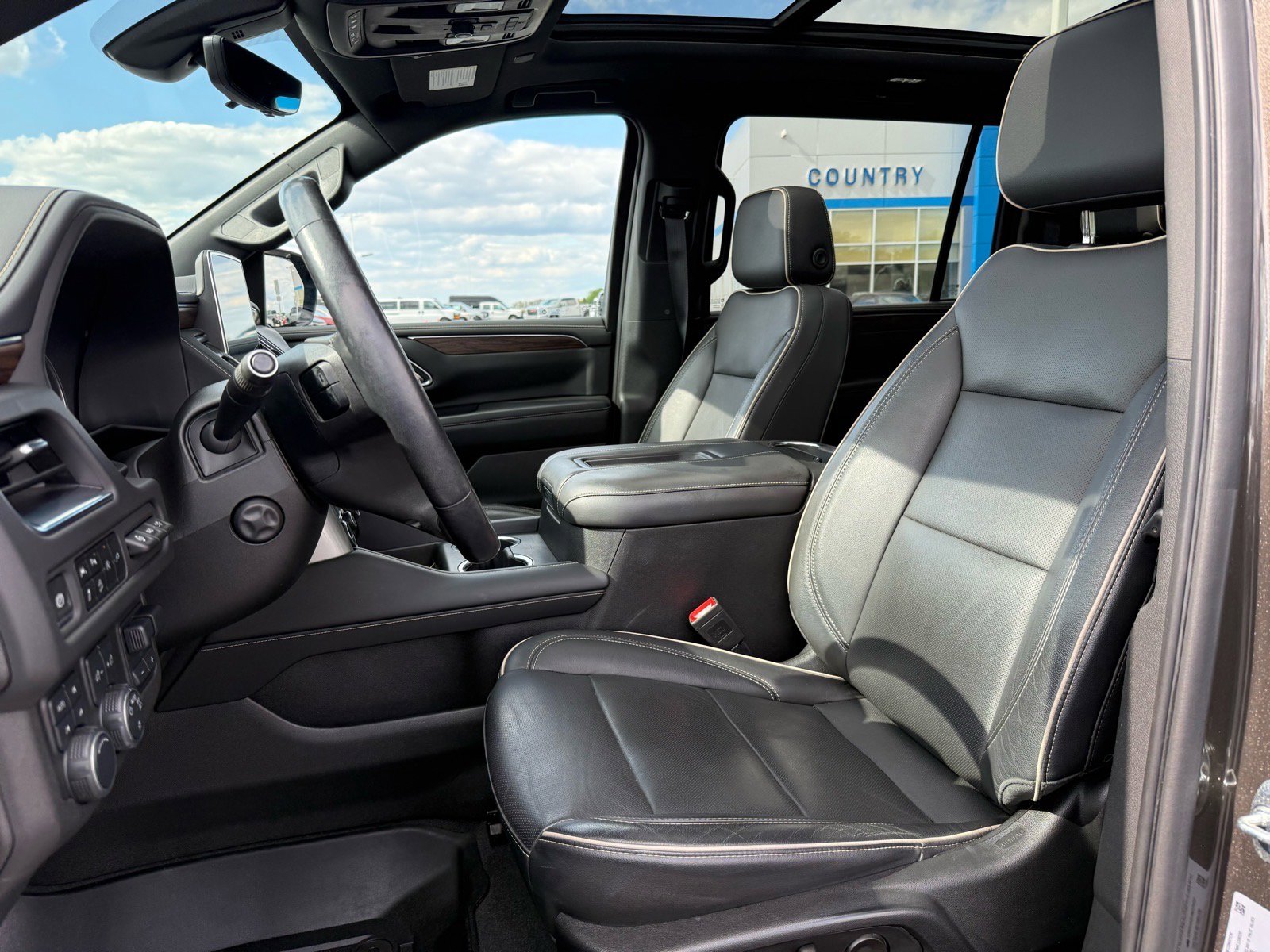 Used 2021 Chevrolet Suburban Premier w/ Premium Package AWD/4WD image 11