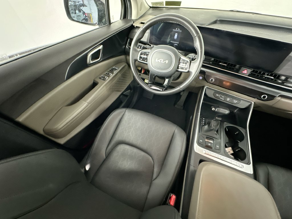 Used 2025 Kia Carnival FWD image 9