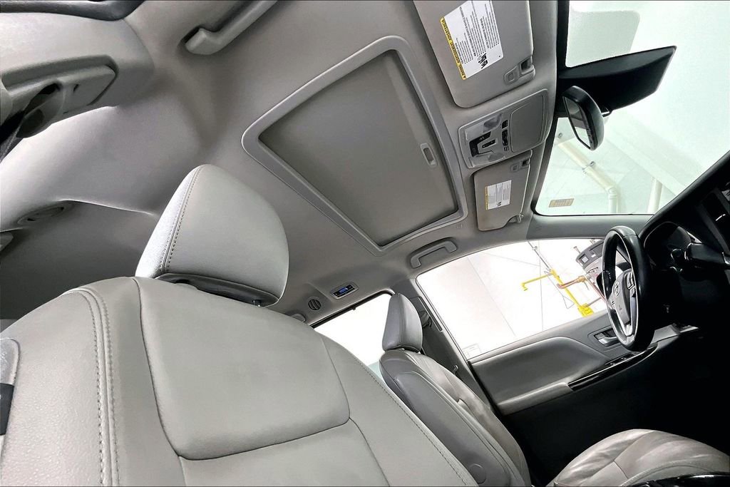 Used 2019 Toyota Sienna XLE w/ XLE Navigation Package FWD image 17