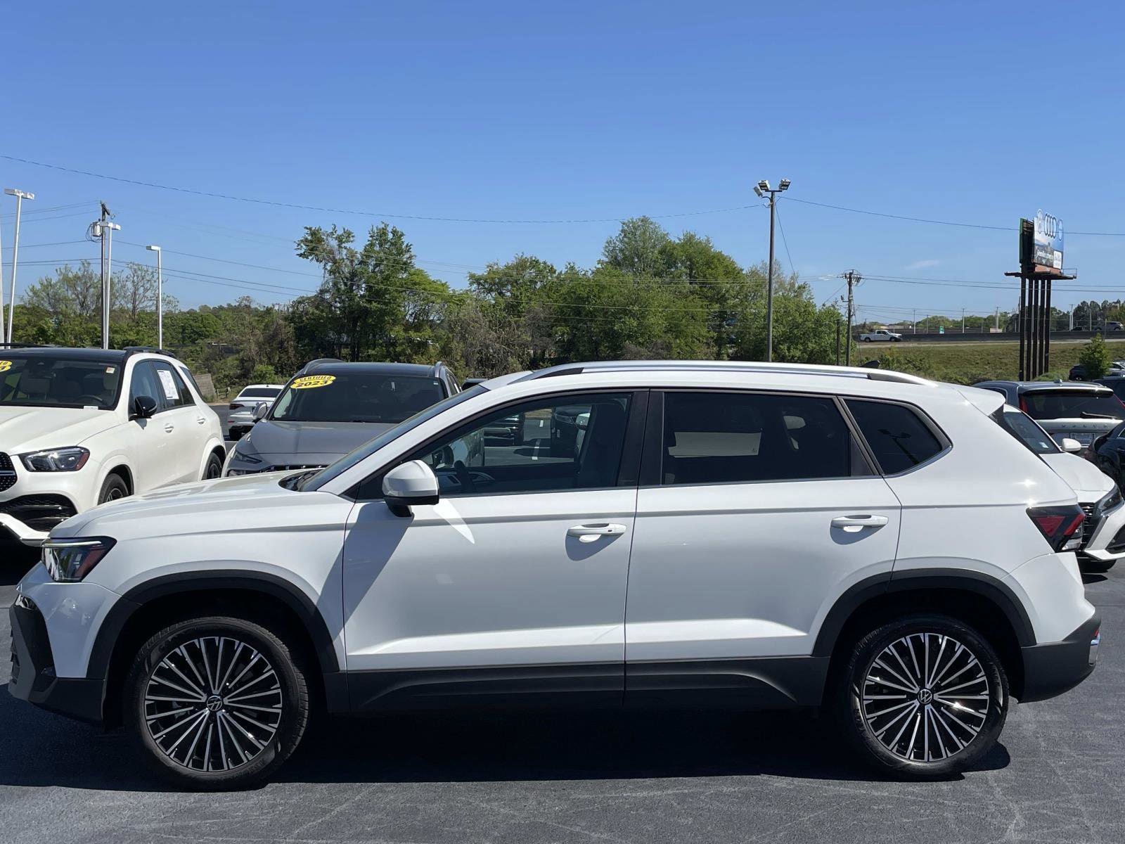 Used 2025 Volkswagen Taos SE w/ Panoramic Sunroof Package FWD image 4