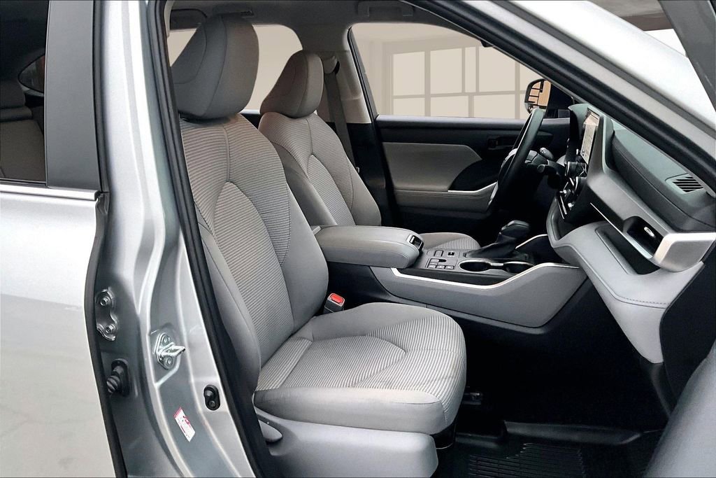 Used 2023 Toyota Highlander L image 29
