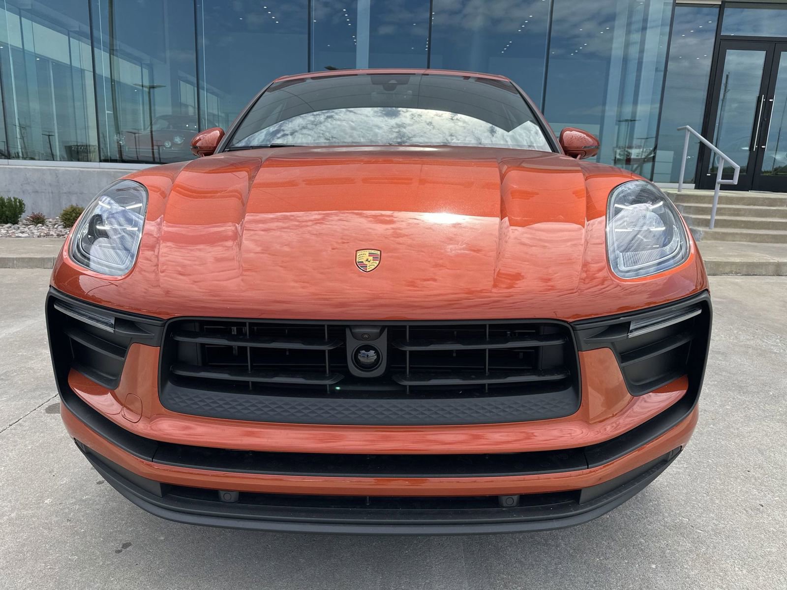 Certified 2025 Porsche Macan AWD/4WD image 10