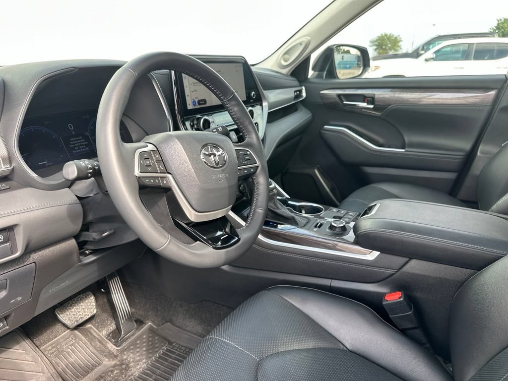 Used 2024 Toyota Highlander Platinum AWD/4WD image 15