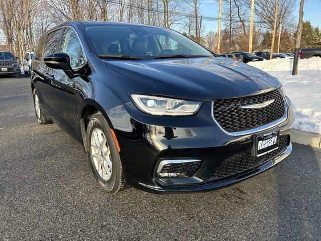 Used 2024 Chrysler Pacifica Touring-L image 2