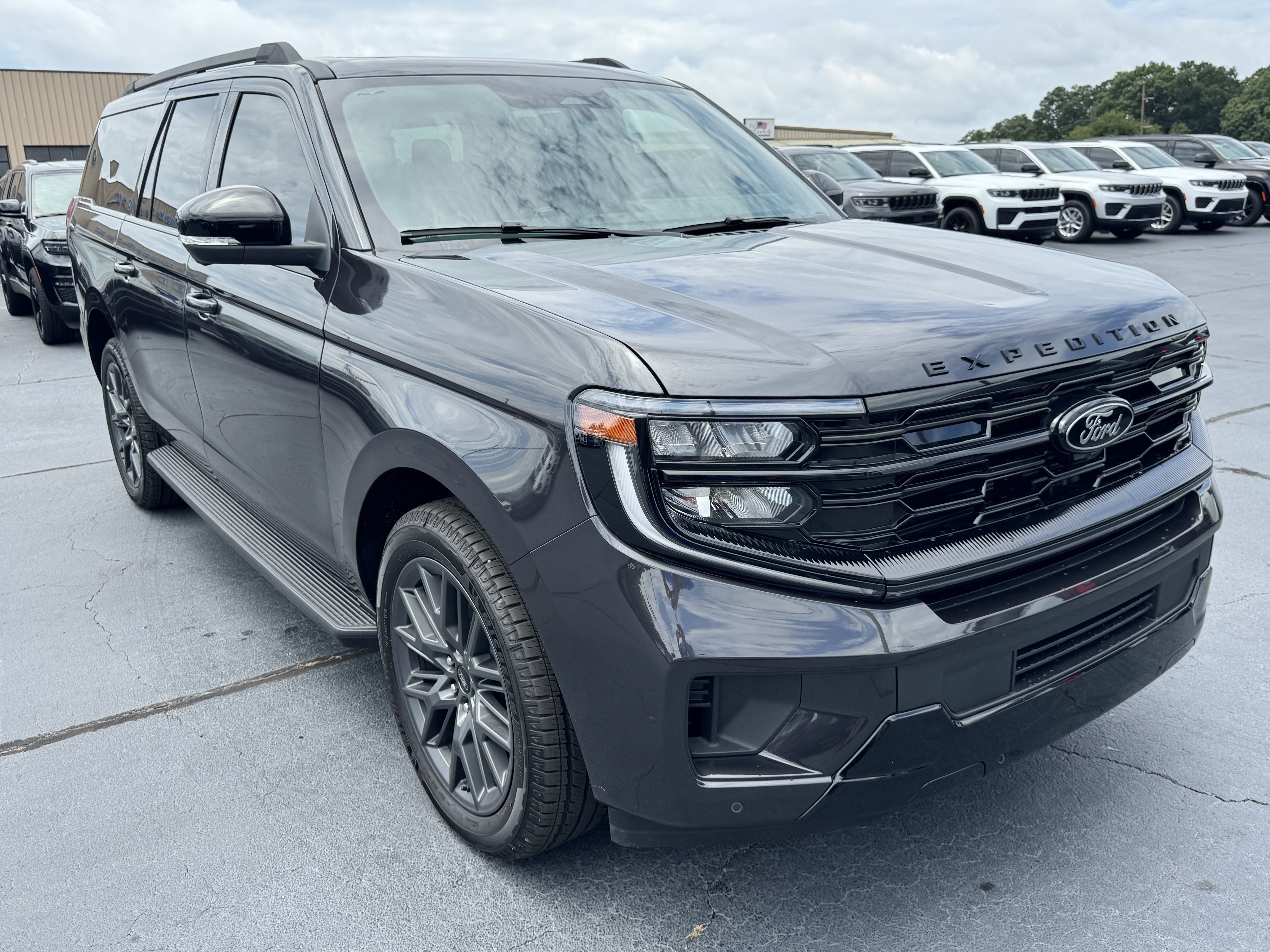 New 2026 Ford Expedition Max Platinum w/ Stealth Appearance Package AWD/4WD image 4