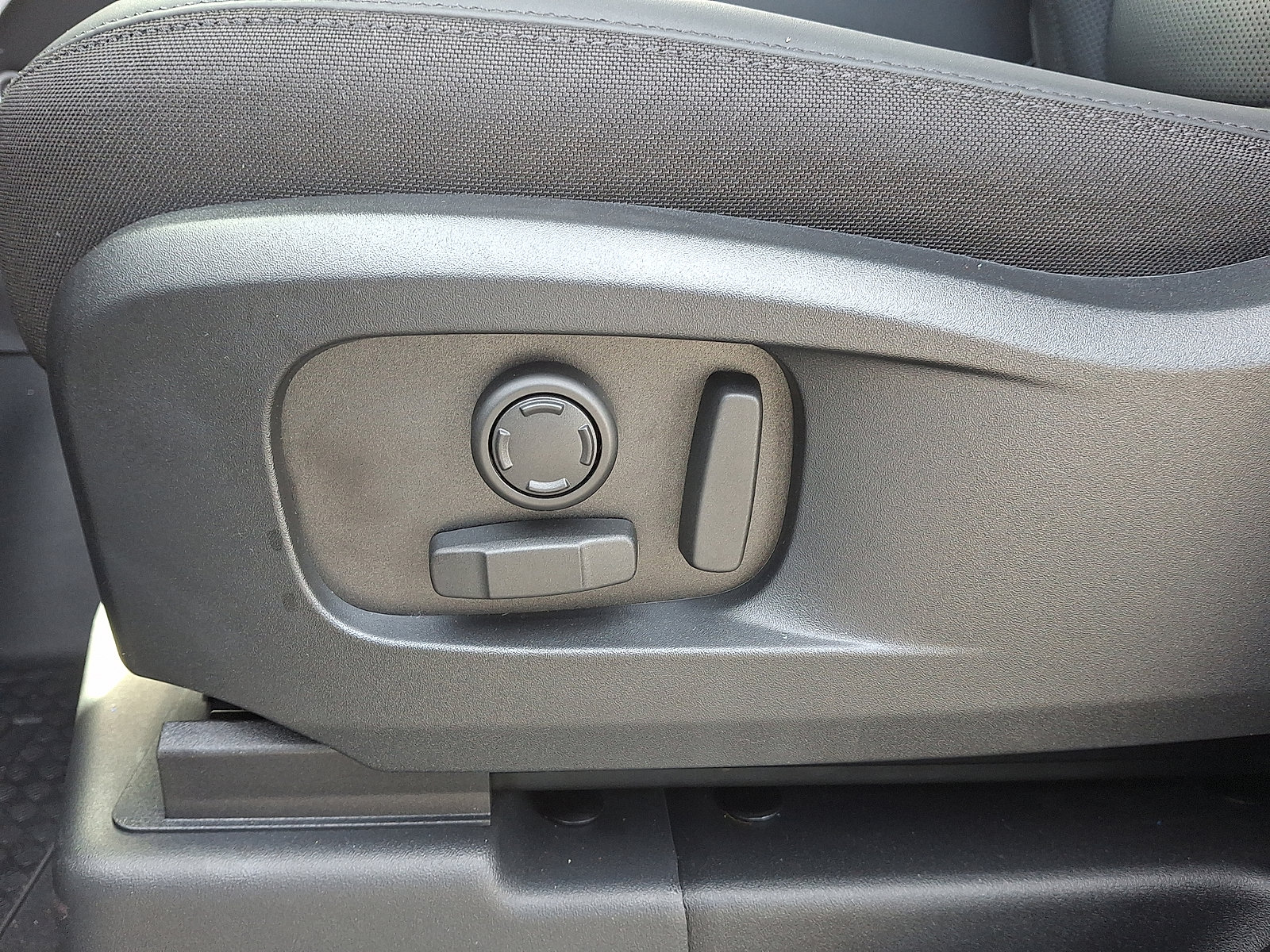 New 2025 Land Rover Defender 110 S image 4