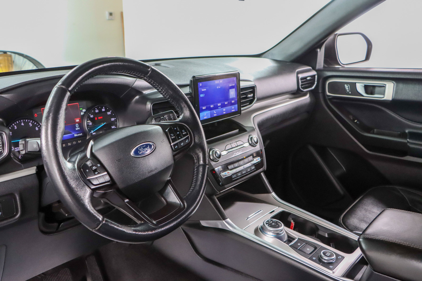 Used 2020 Ford Explorer XLT w/ Equipment Group 202A AWD/4WD image 22