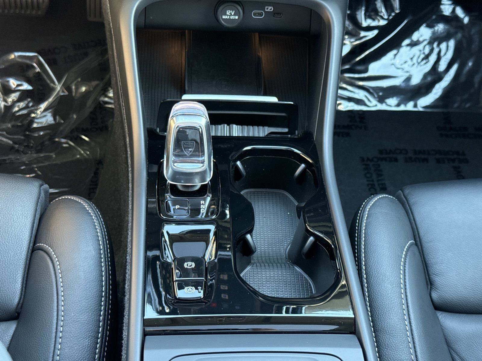 Used 2024 Volvo XC40 B5 Plus w/ Protection Package Premier image 8