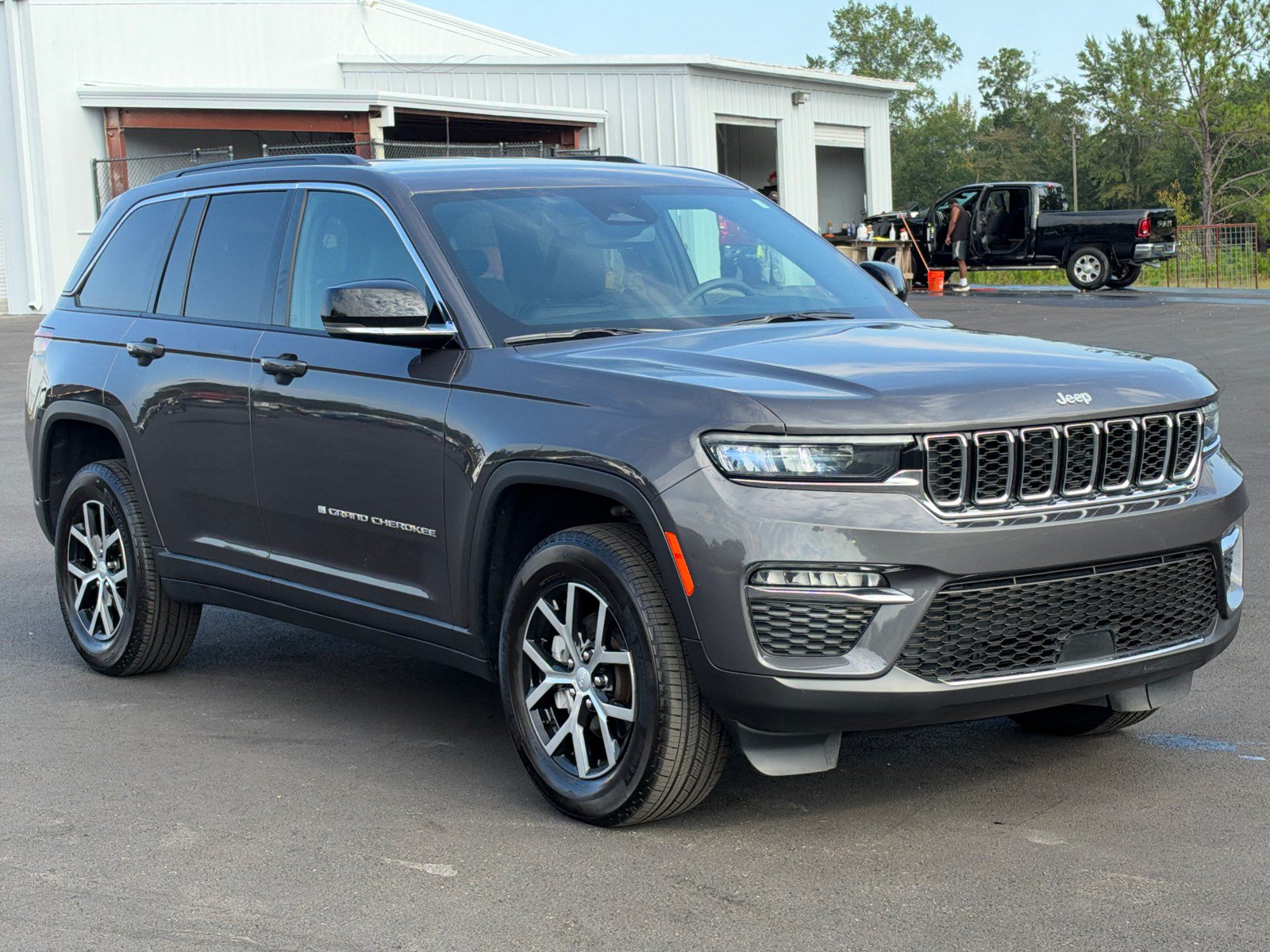 Used 2024 Jeep Grand Cherokee Limited RWD image 3