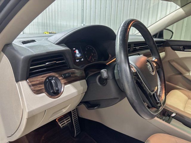 Used 2020 Volkswagen Passat 2.0T SEL image 12