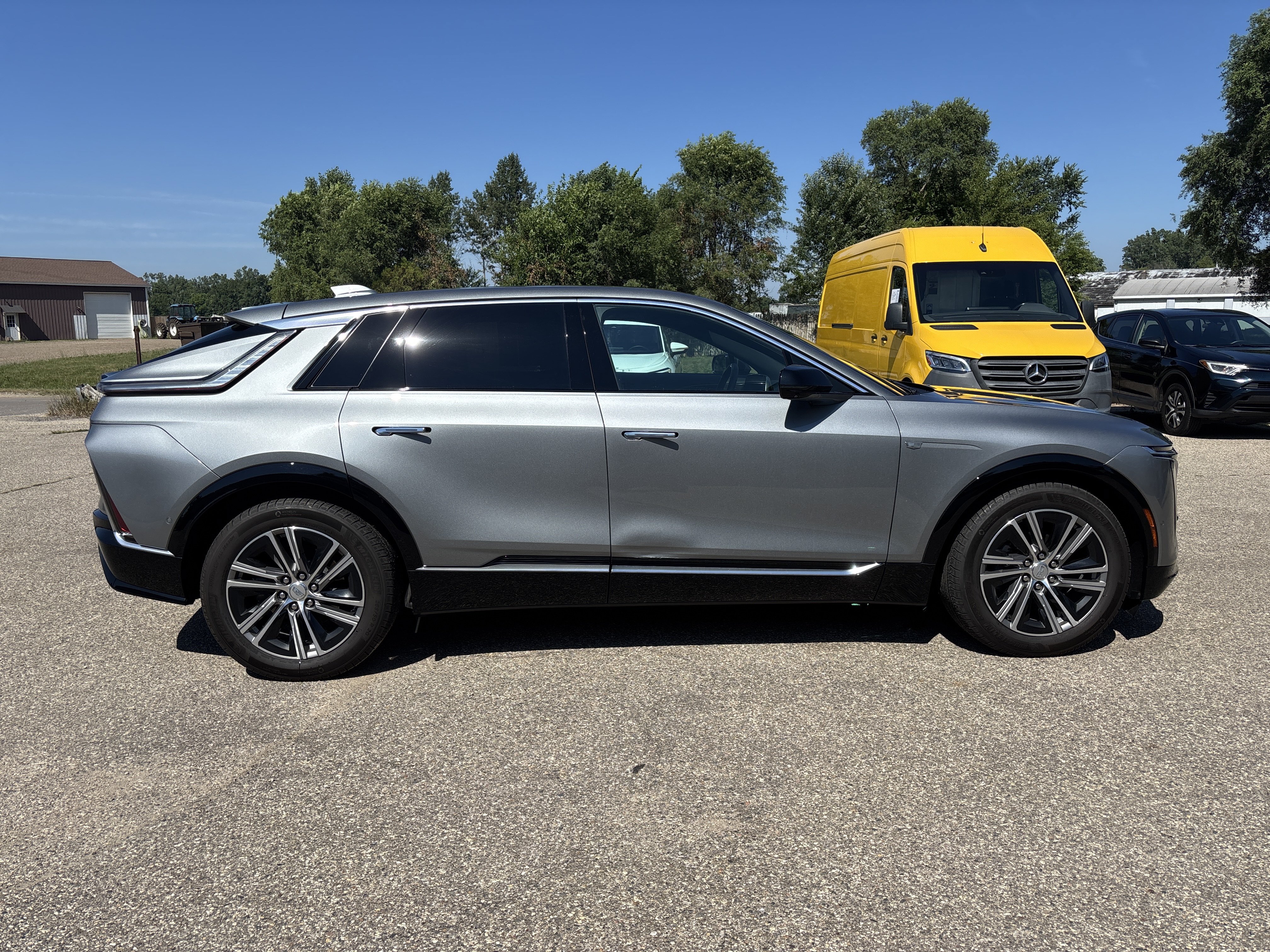 Used 2024 Cadillac Lyriq Luxury AWD/4WD image 2