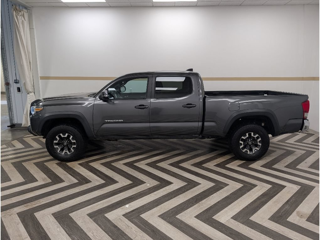 Used 2017 Toyota Tacoma TRD Off-Road w/ Tow Package AWD/4WD image 3