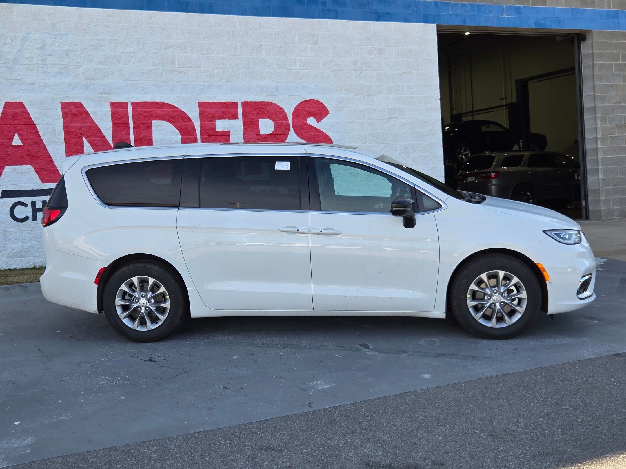 New 2026 Chrysler Pacifica Limited w/ Uconnect Theater Family Group image 8