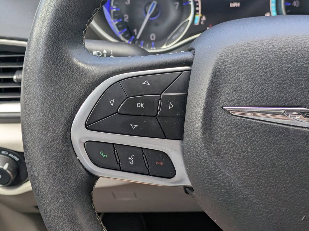 Used 2023 Chrysler Pacifica Touring-L FWD image 17