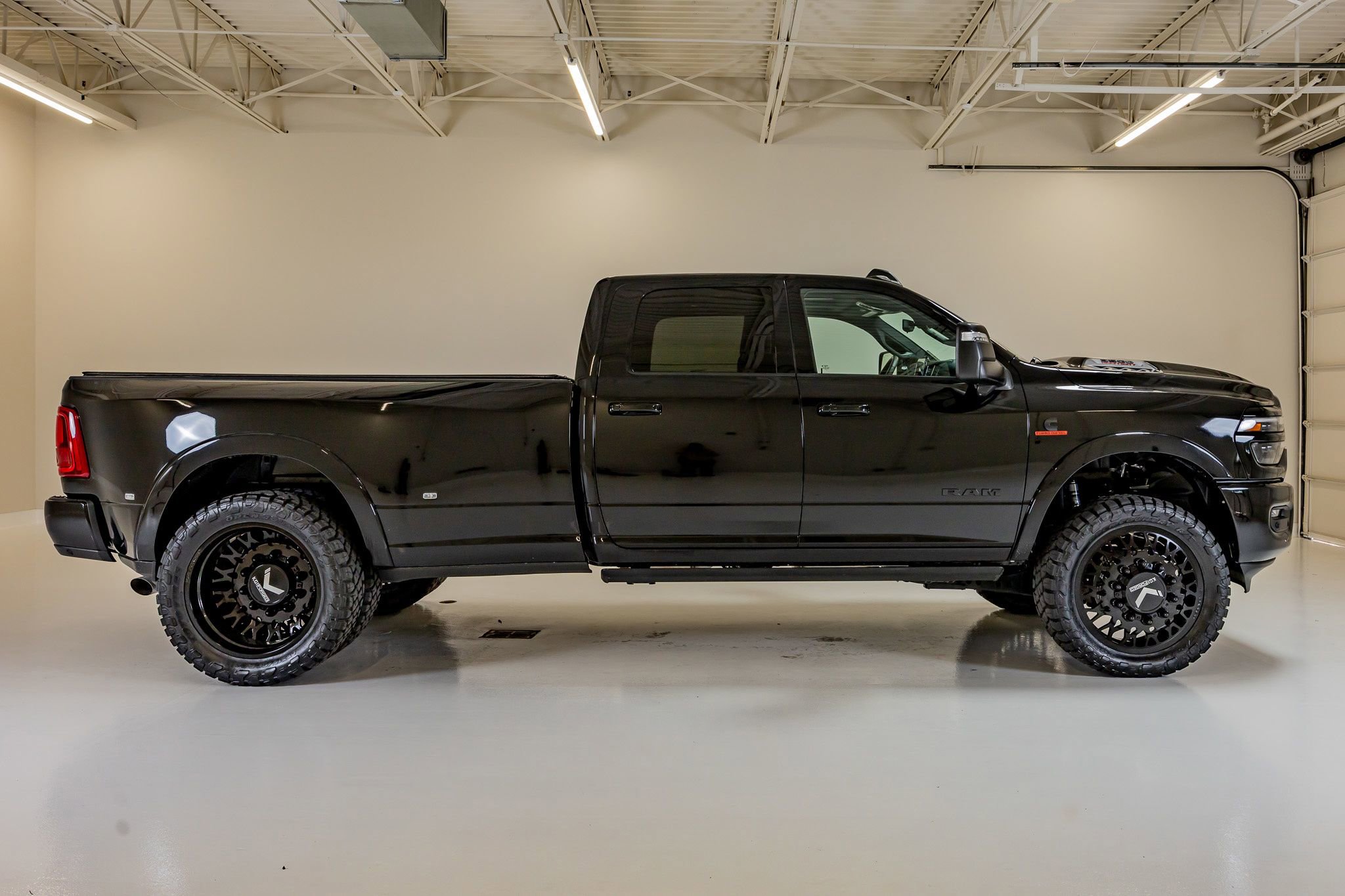 Used 2025 RAM 3500 Limited image 10