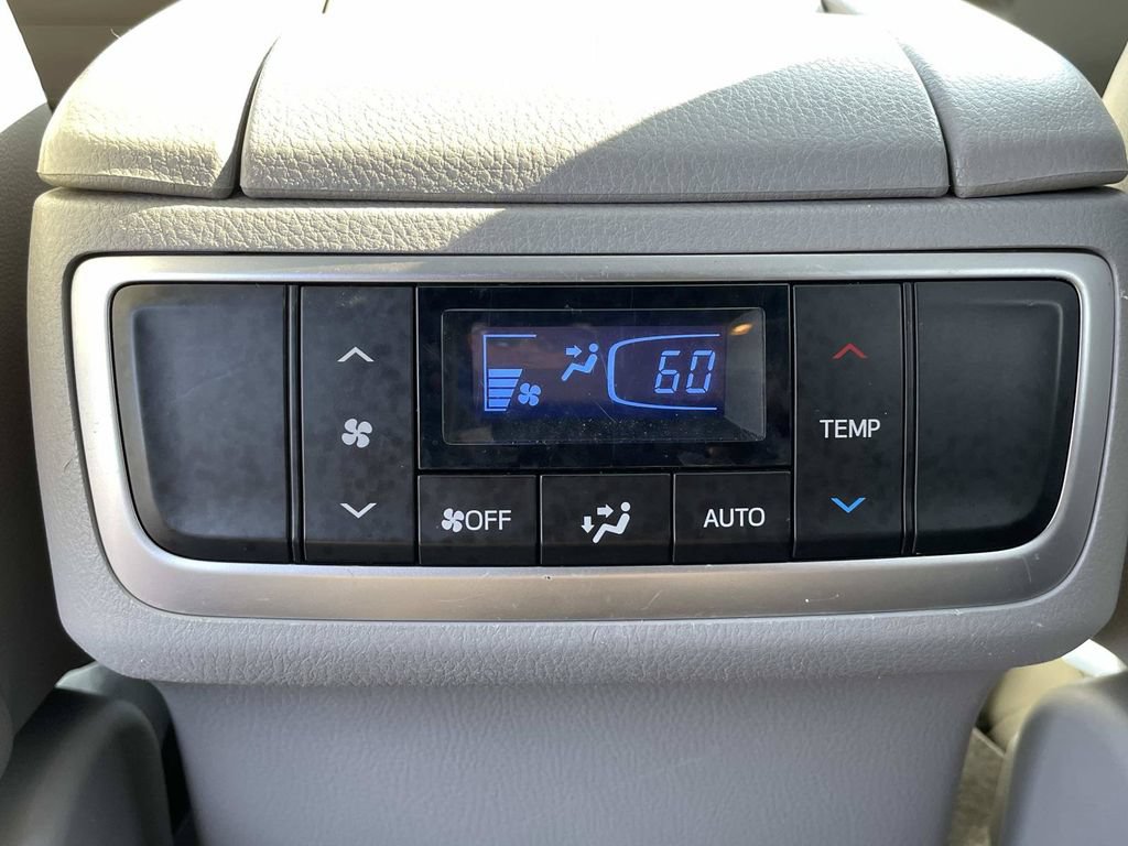 Used 2018 Toyota Highlander XLE FWD image 18