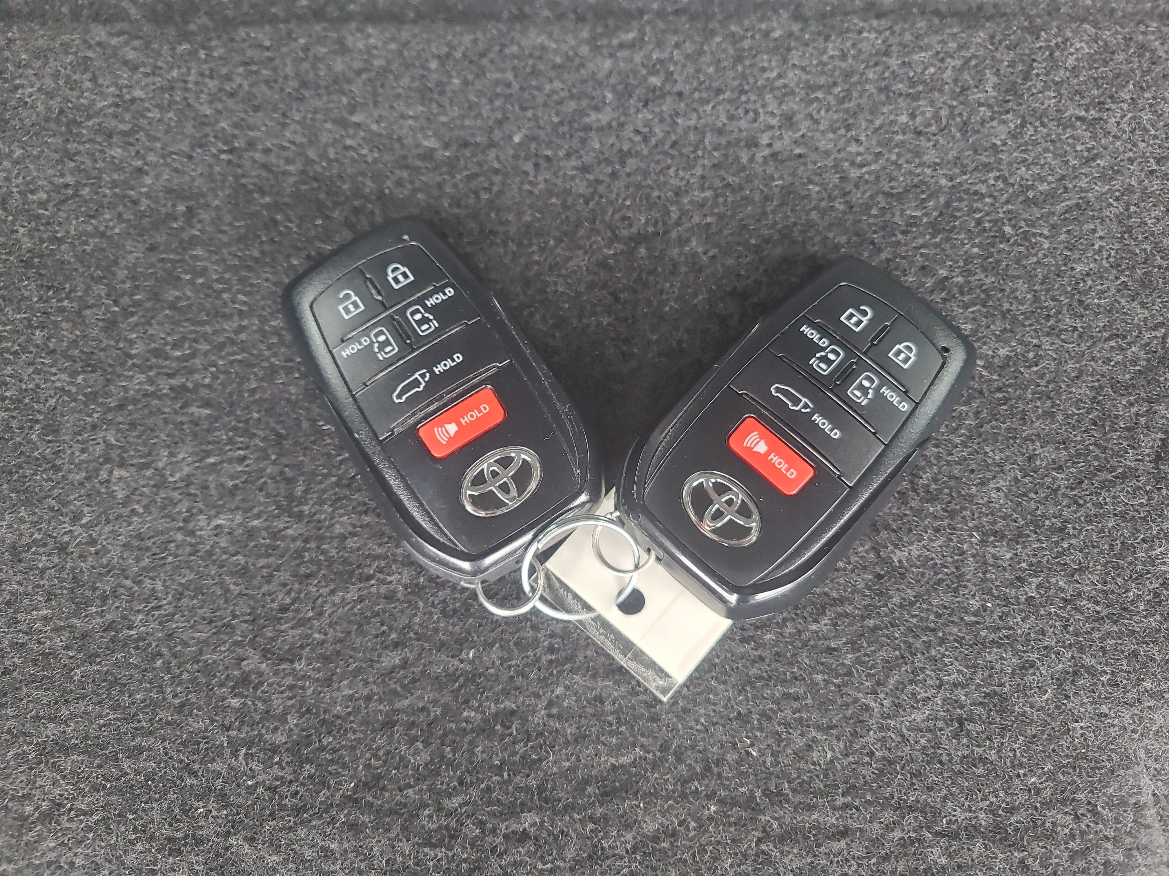 Certified 2026 Toyota Sienna XLE FWD image 32
