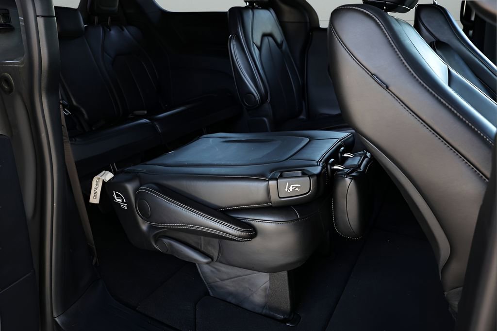 Used 2025 Chrysler Pacifica Select image 60