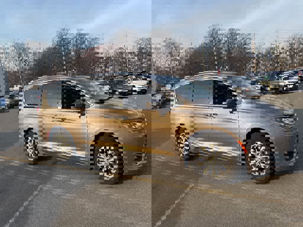 Used 2018 Chrysler Pacifica Touring-L w/ Advanced Safetytec Group image 12