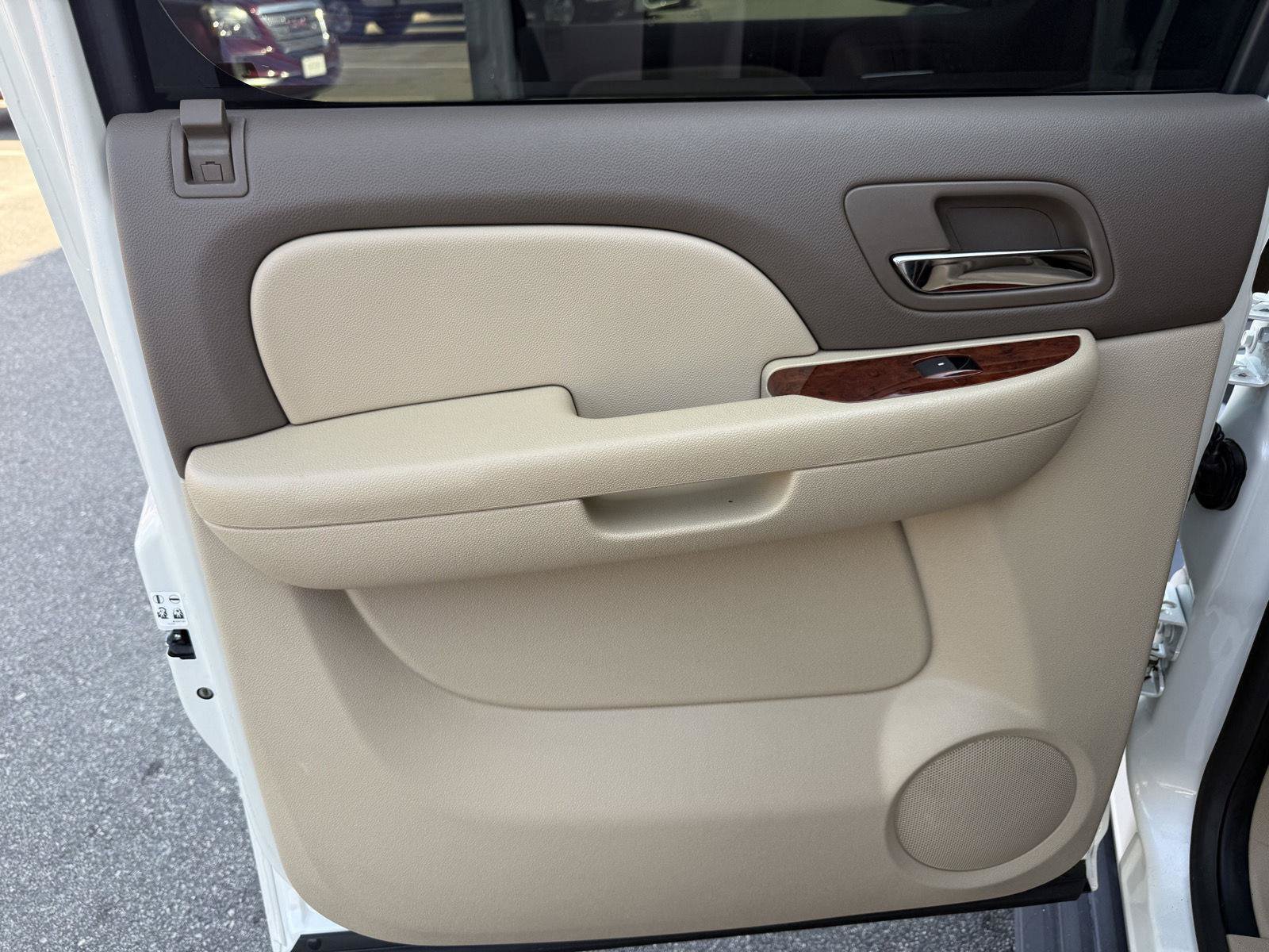 Used 2014 Chevrolet Suburban LTZ RWD image 17