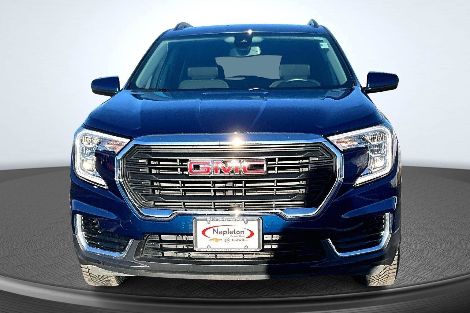Used 2023 GMC Terrain SLE w/ Driver Convenience Package image 3