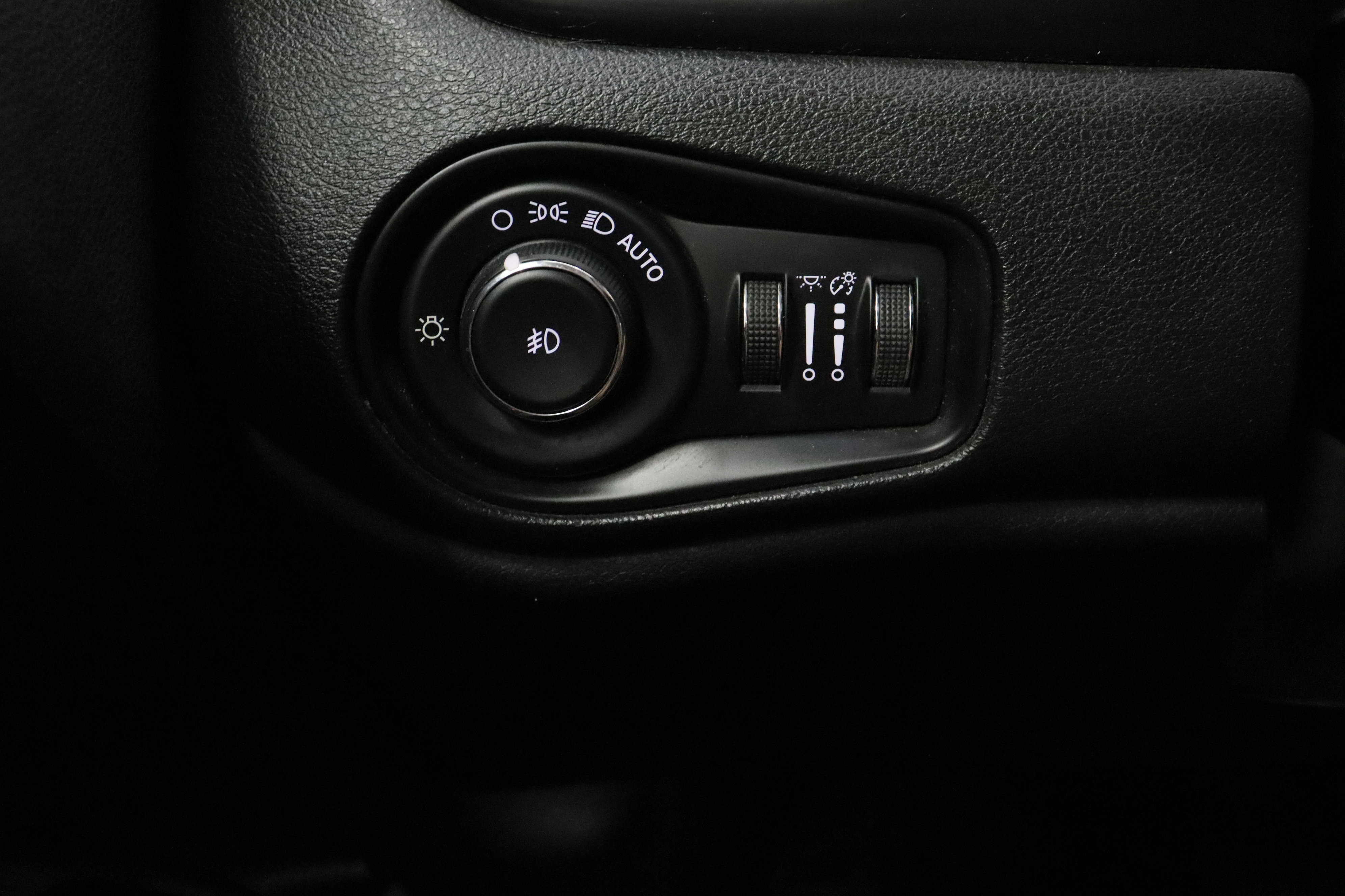 Used 2016 Jeep Renegade Limited FWD image 25