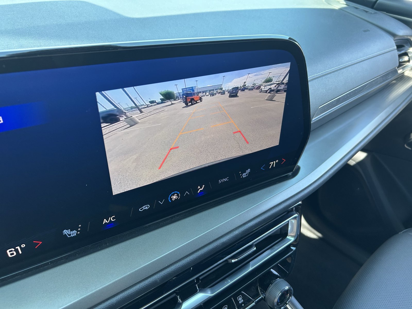Certified 2025 Chevrolet Traverse LT FWD image 32