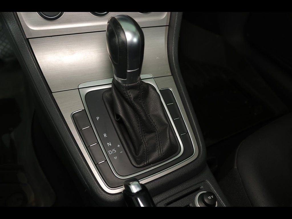 Used 2015 Volkswagen Golf S image 21