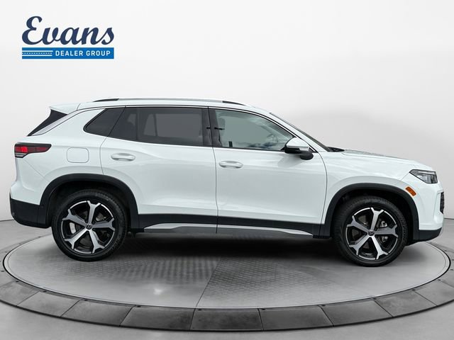 Used 2025 Volkswagen Tiguan SE w/ Panoramic Sunroof Package image 8