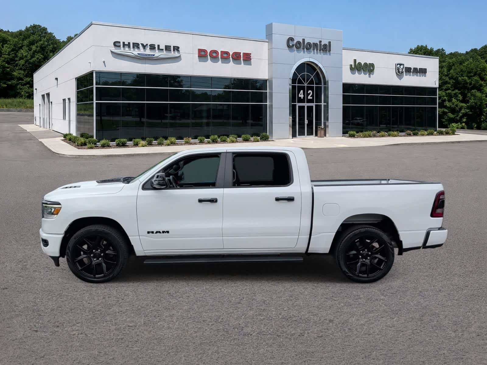Used 2024 RAM 1500 Laramie AWD/4WD image 3