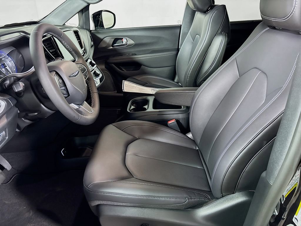 New 2026 Chrysler Pacifica Select image 11