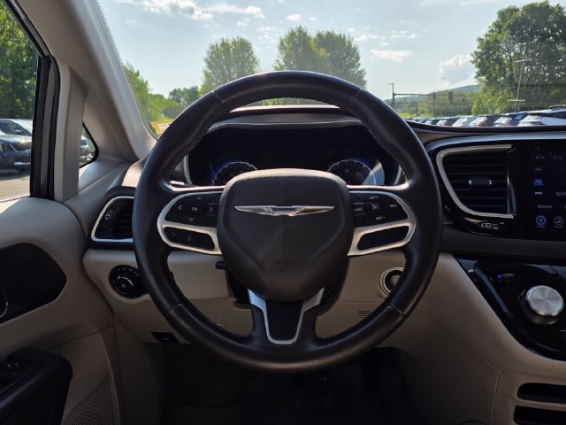 Used 2017 Chrysler Pacifica Touring-L w/ Tire & Wheel Group FWD image 24