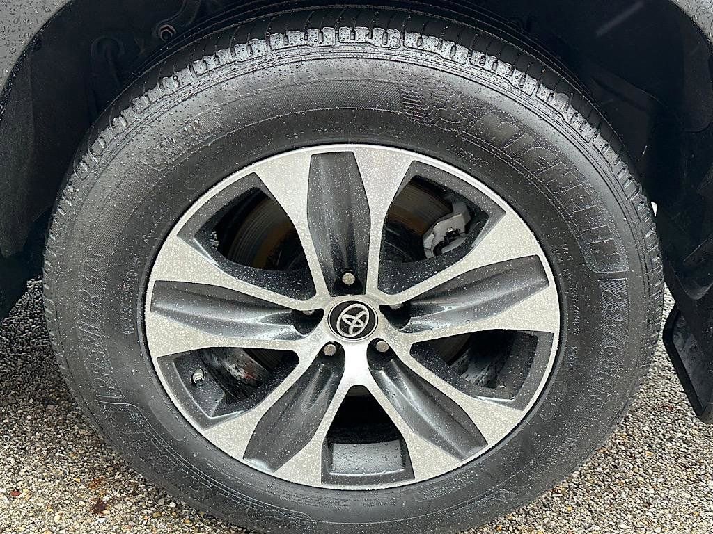 Certified 2024 Toyota Highlander XLE image 32