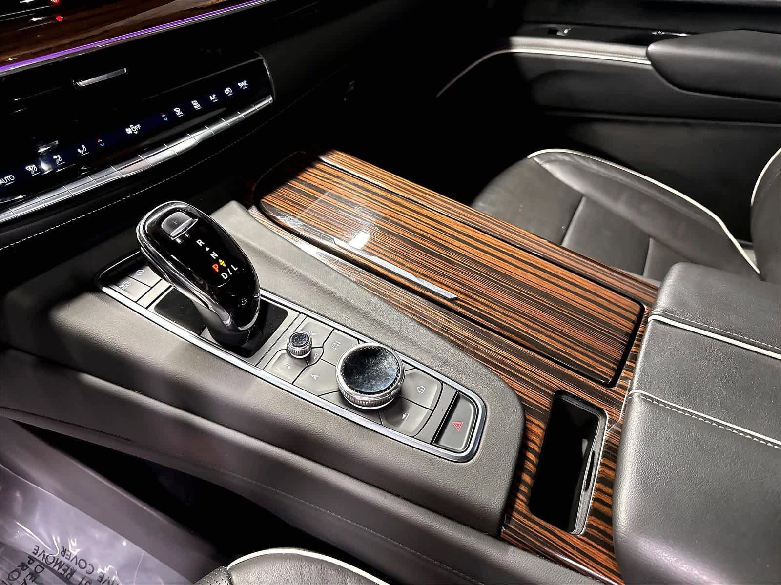 Used 2023 Cadillac Escalade Premium Luxury AWD/4WD image 18