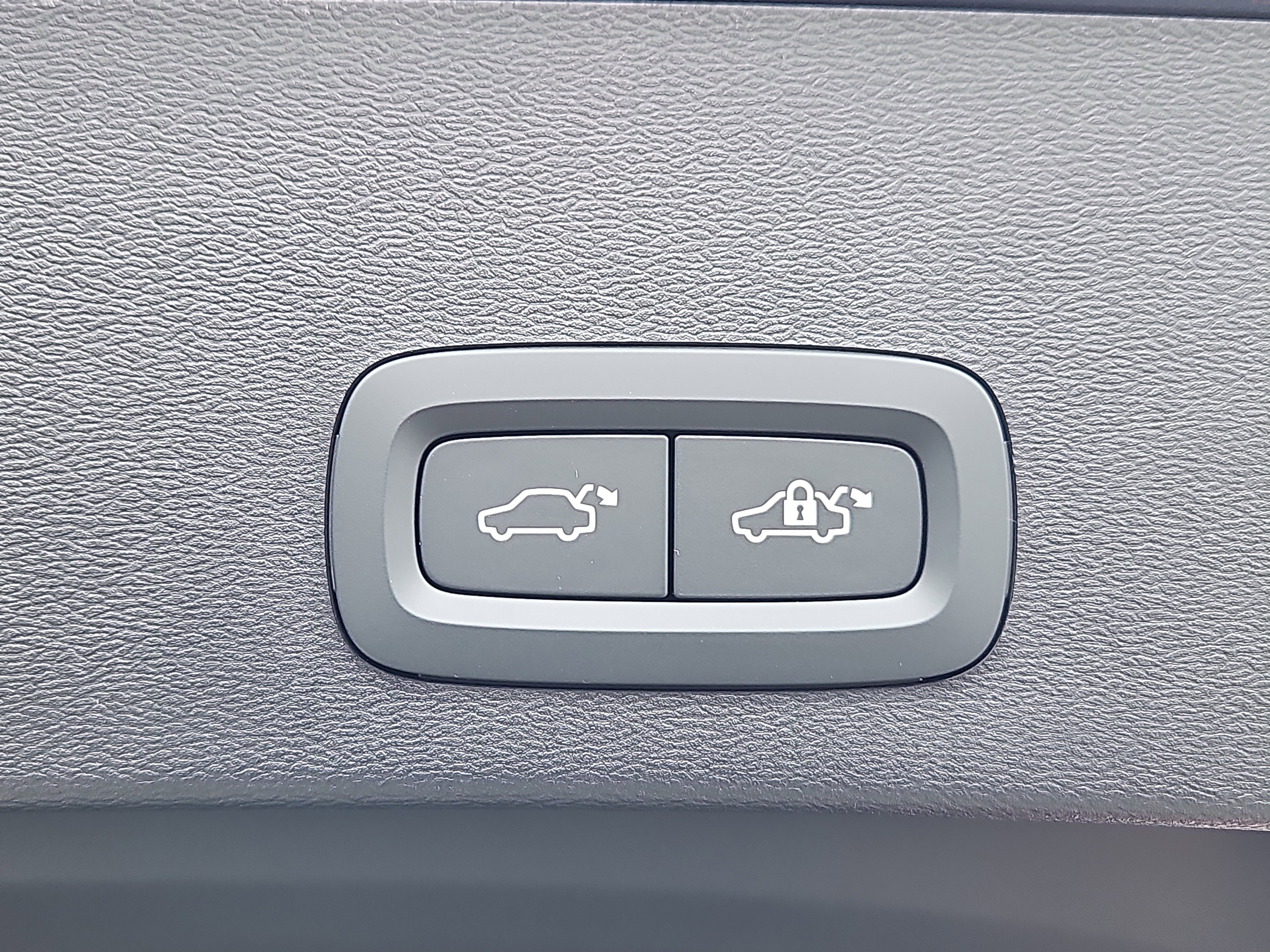 New 2026 Volvo XC40 B5 Ultra w/ Protection Package Premier image 13