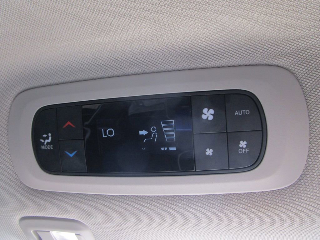 Used 2023 Chrysler Pacifica Limited FWD image 32