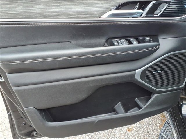 Used 2023 Jeep Wagoneer L Series II image 13