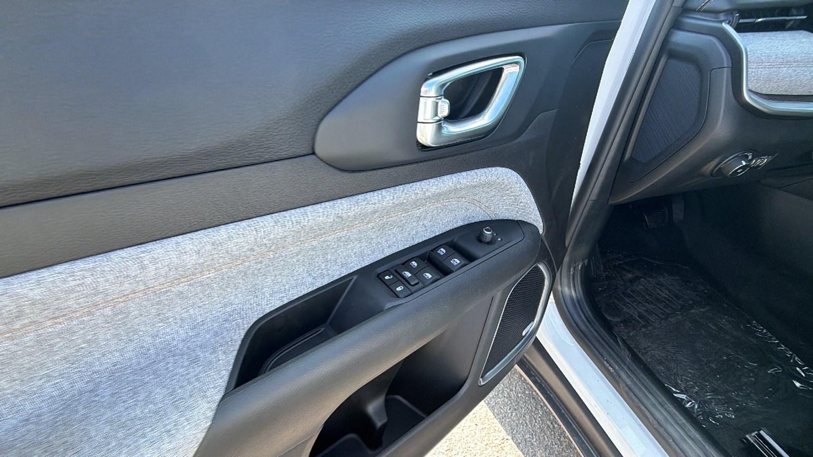 New 2026 Jeep Compass Latitude AWD/4WD image 15