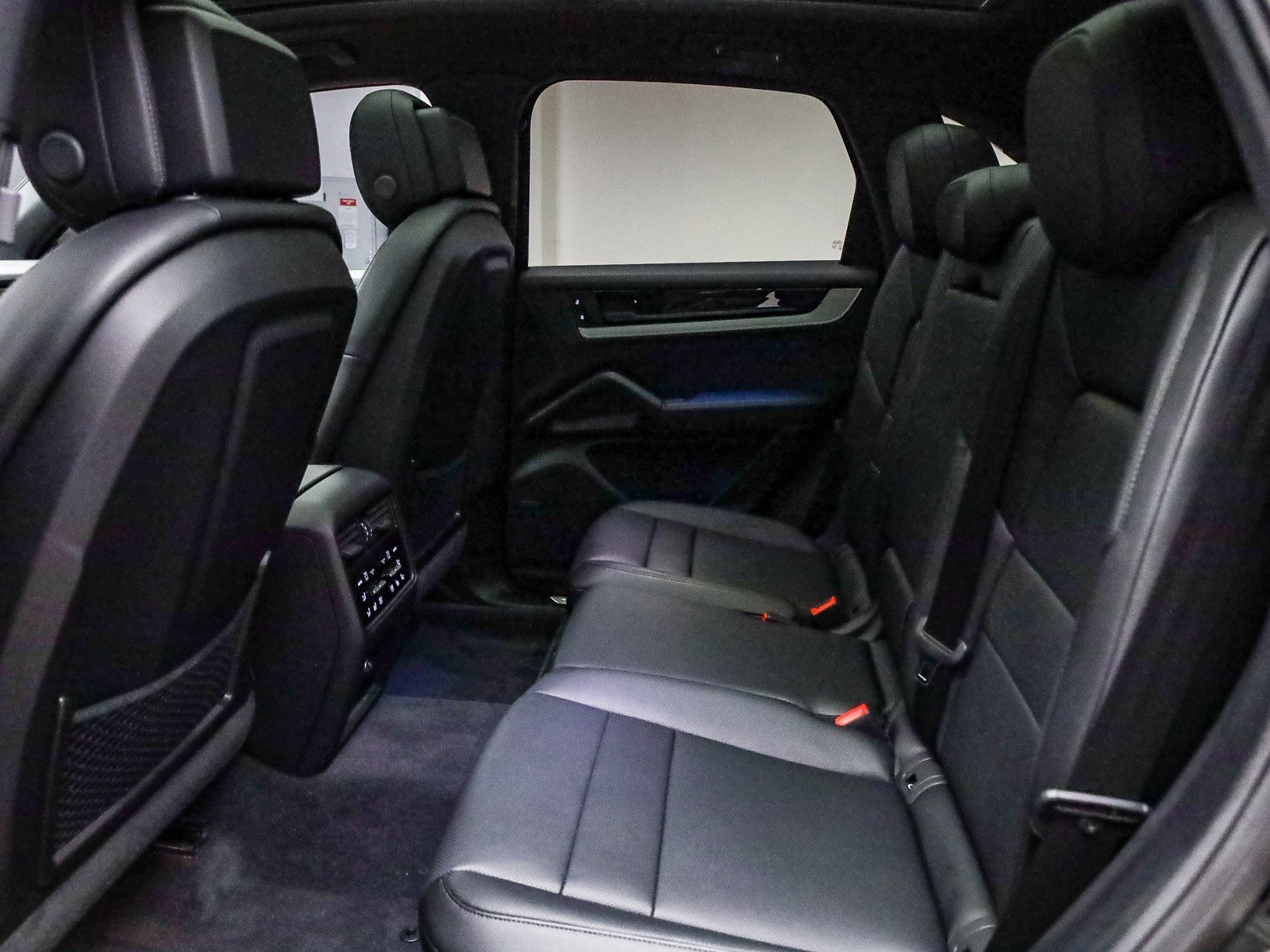 Used 2025 Porsche Cayenne image 22