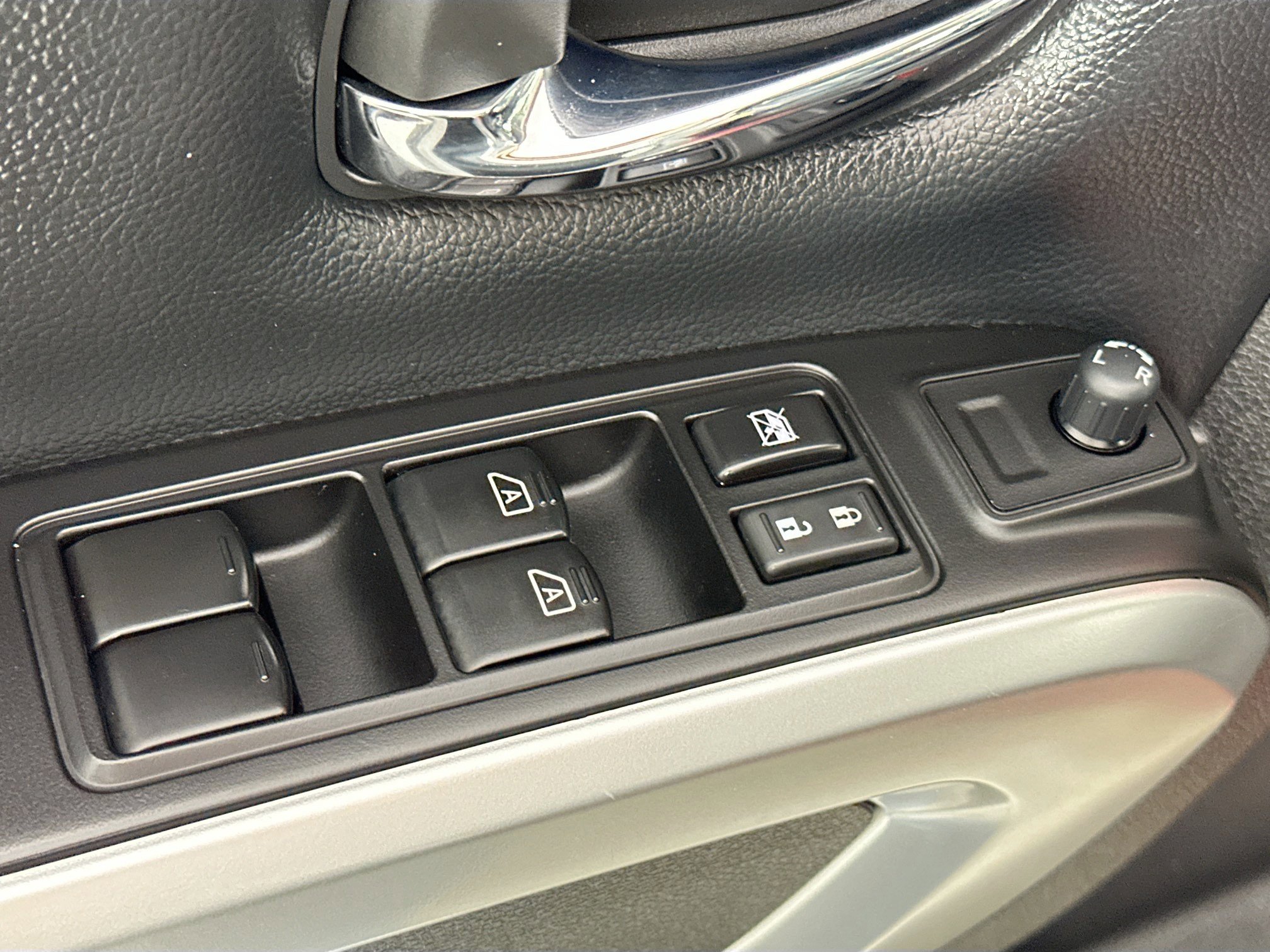 Used 2019 Nissan Titan PRO-4X image 18