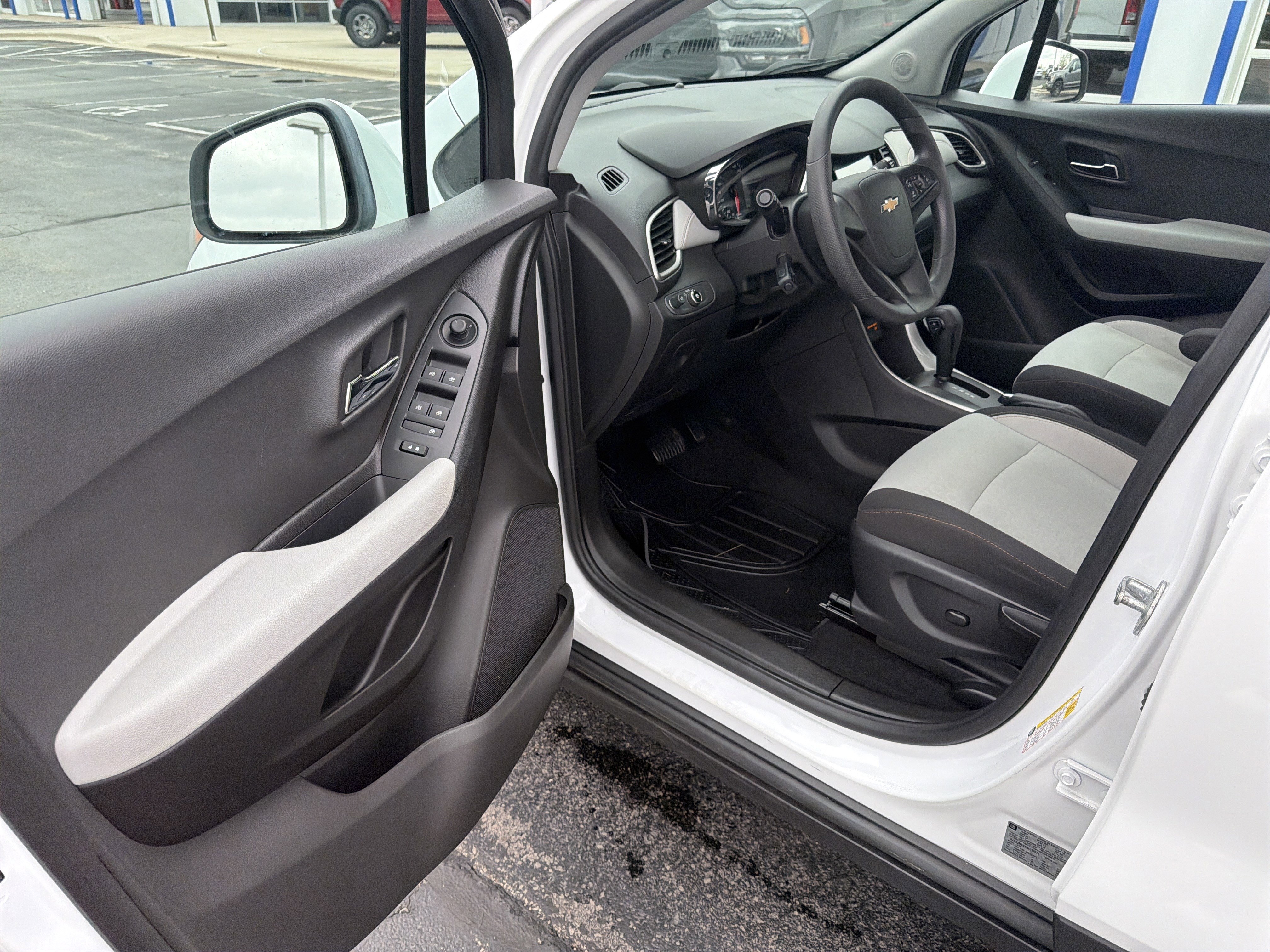 Used 2017 Chevrolet Trax LS AWD/4WD image 17