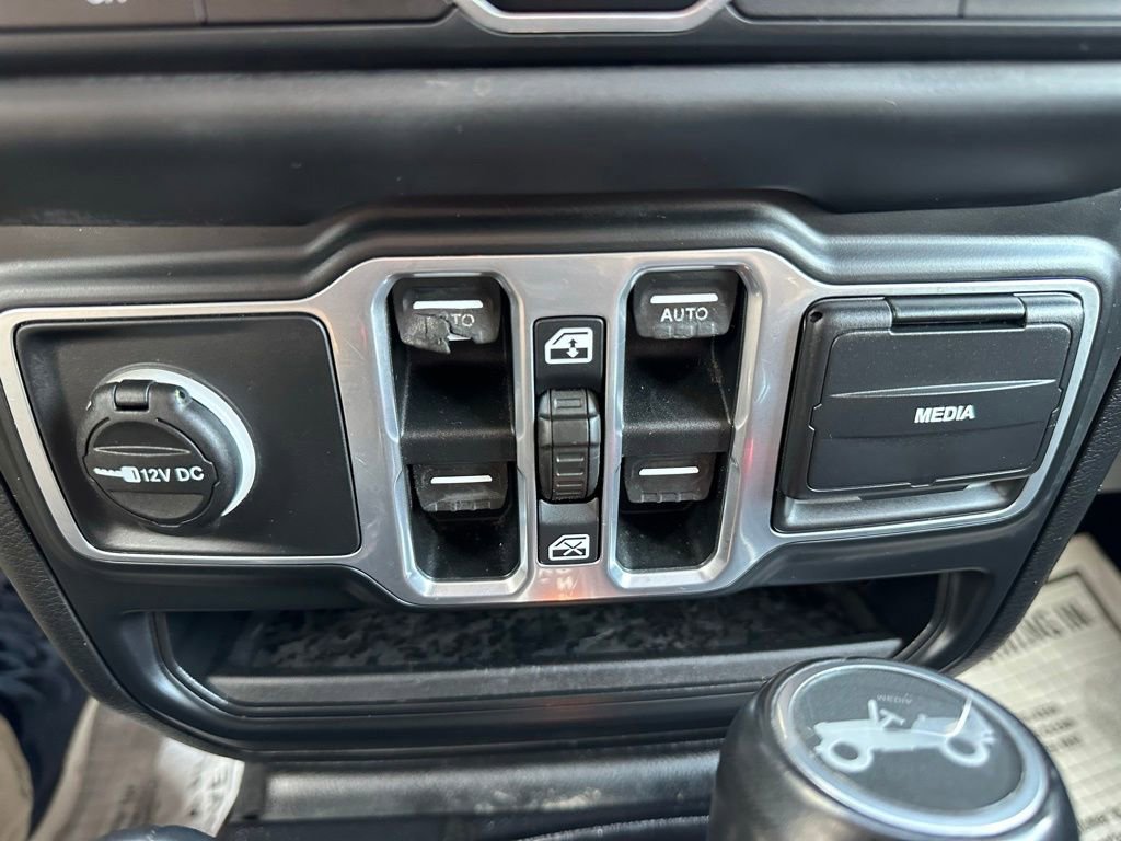 Used 2018 Jeep Wrangler Unlimited Sahara w/ Dual Top Group AWD/4WD image 23