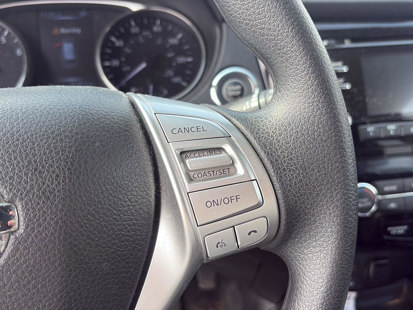Used 2015 Nissan Rogue SV image 23
