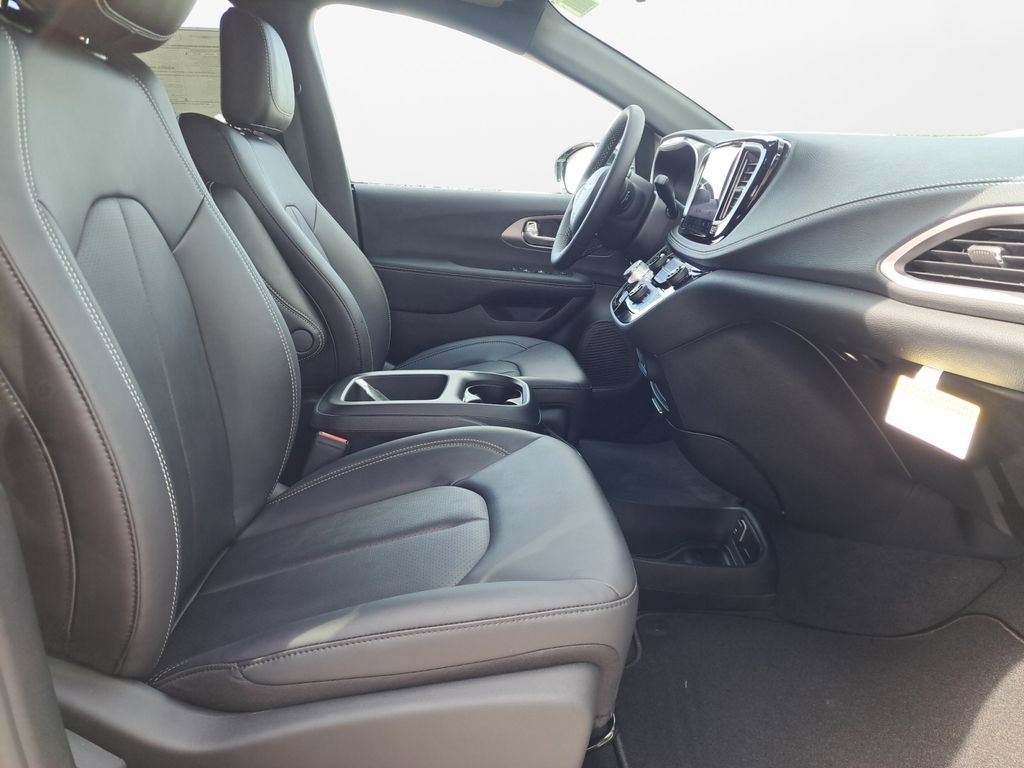 New 2026 Chrysler Pacifica Select FWD image 24