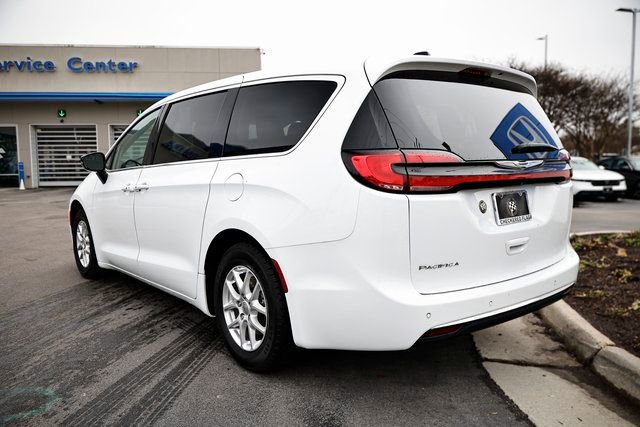 Used 2024 Chrysler Pacifica Touring-L image 7
