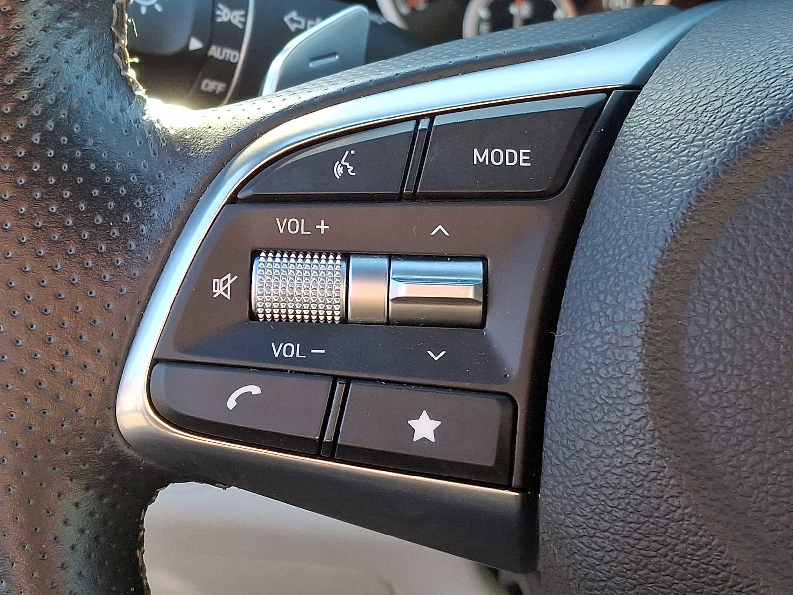 Used 2023 Genesis G70 2.0T image 16